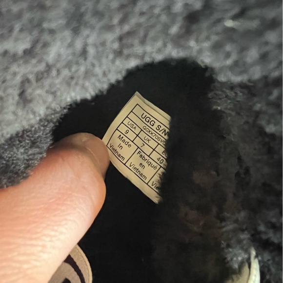 UGG Women’s Fluff Yeah Sheepskin Open Toe Slipper Slide in Black/White, size 9 - Picture 7 of 13